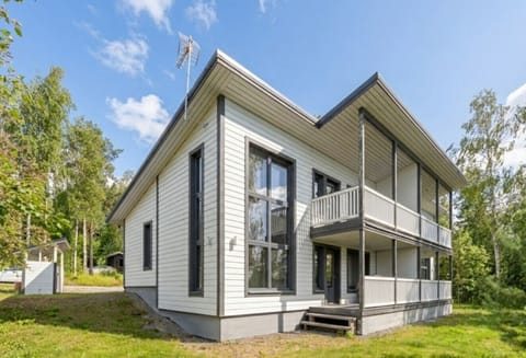 This modern cabin is located in the top of Riihivuori and next to the ski slopes.