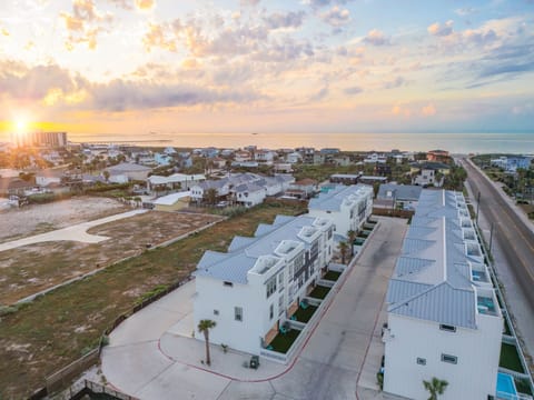 Just a short walk to the beach from Mango Cay