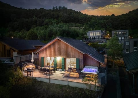 Hausansicht bei Nacht