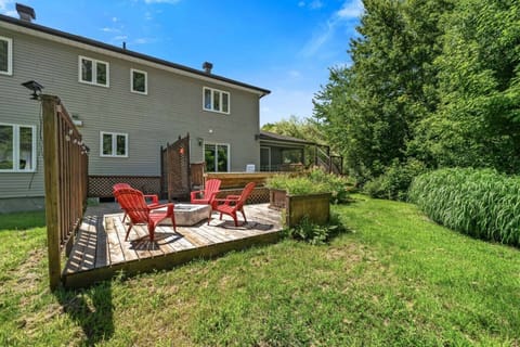 Grande cour privée avec terrasse, foyer extérieur et chaises confortables pour vos soirées entre amis