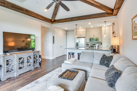 Living Room | Smart TV | Free WiFi | Central Air Conditioning