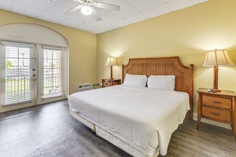 Studio | Queen Bed | Free WiFi | Window A/C Unit | Central Heat