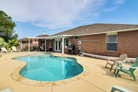 Pensacola Vacation Rental | 4BR | 3BA | 2,700 Sq Ft | Small Step Required