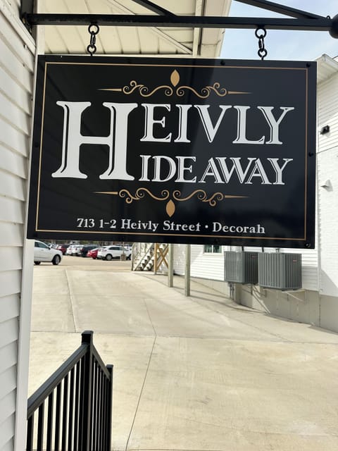 Heilvly Hideaway Sign