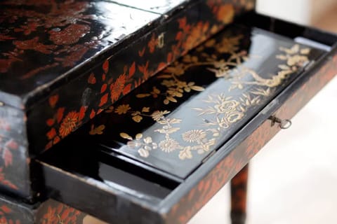 Lounge - Ancient Chinese "bonheur-du-jour" writing desk
