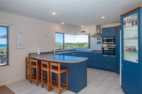 Full family Kitchen with kitchen bar