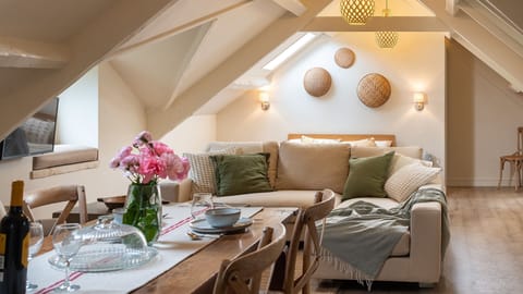 Spacious yet cosy, this open plan studio has notes of tranquil Scandi design.