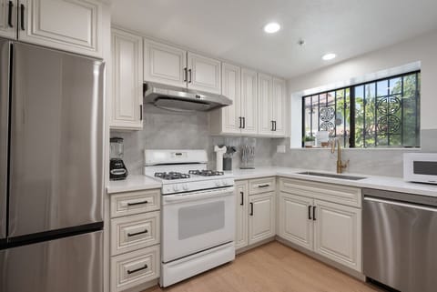 Fully function kitchen newly remodeled