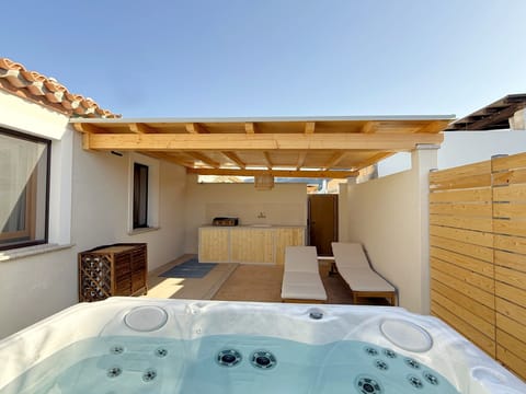 Outdoor spa tub