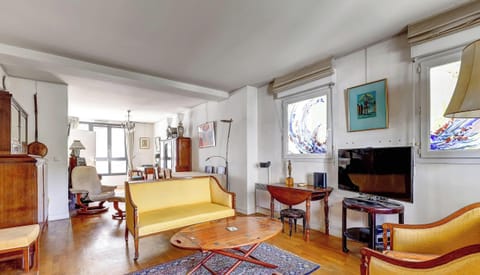 Bienvenue dans notre salon boisé baigné de lumière, confortable et élégant