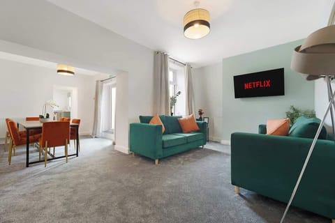 Cosy living room equipped with a SMART TV with Netflix and a comfortable sofa to sit down and relax.