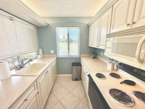 SPACIOUS KITCHEN OVERLOOKING THE SWAYING PALM TREES AND LAKE!