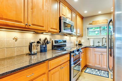 Kitchen | 1st Floor | Dual Drip/Single-Serve Coffee Maker | Espresso Machine