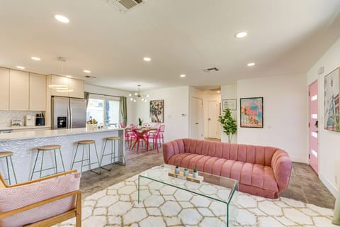 Living Room | Free WiFi | Central Heating & A/C | Smart TV