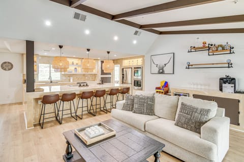 Living Room | Single-Story Home | Central A/C & Heating