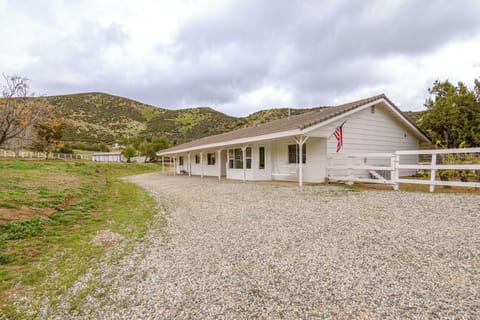 Agua Dulce Vacation Rental | 5BR | 4BA | 1 Step to Enter | 3,738 Sq Ft