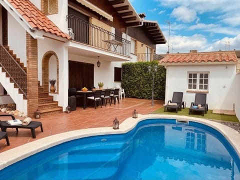 Luxury Patio With Pool and Dining-5