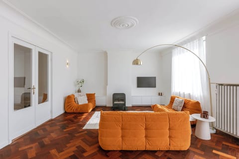 Bright and stylish living room
