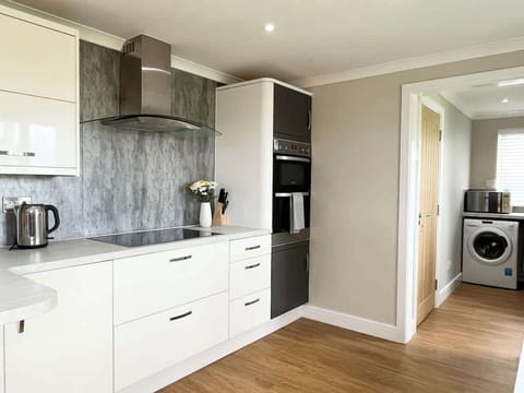 Fully equipped kitchen with utility 