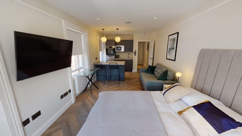 This bright open-plan studio features a comfortable double bed, a sofa bed, Smart TV with Netflix, a private kitchenette, and a breakfast bar—all with fresh bedding and towels provided for every guest.
