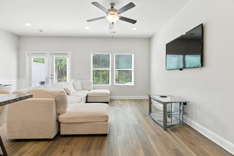 Home Decor, Furniture, Indoors, Living Room, Coffee Table