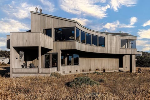 Stunning Architecture Overlooking the Pacific Ocean! 