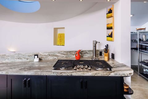 Beautiful full kitchen with granite counters