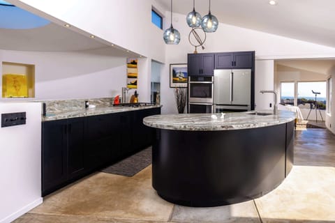 Beautiful full kitchen with granite counters