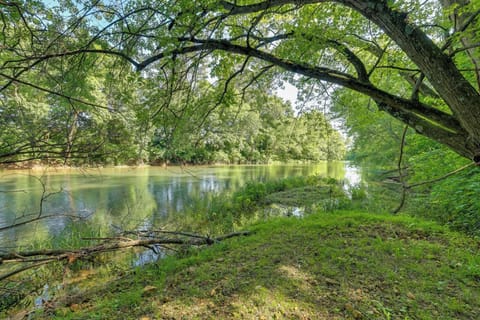 Neosho Vacation Rental | 1BR | 1BA | 1,030 Sq Ft | Stairs Required