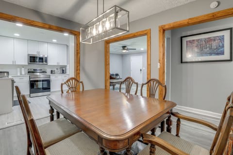 Dining Area | Dishware/Flatware Provided