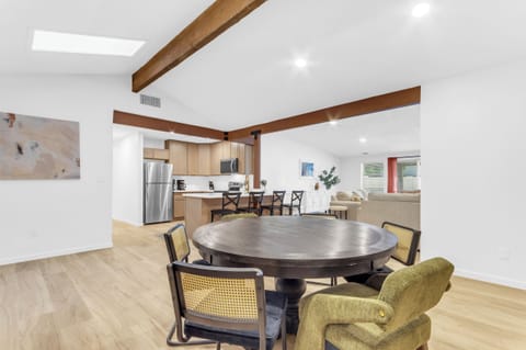 Seating for 6 at the dining table