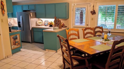 Dining room and kitchen, perfect for gatherings!