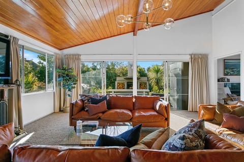 Large lounge with Smart TV, Lake Views, out to outdoor dining, BBQ and Fireplace