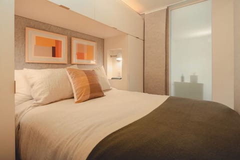 Unit with one Queen bed