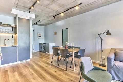 Trendy SeaPoint WiFi Secure Parking (9549)