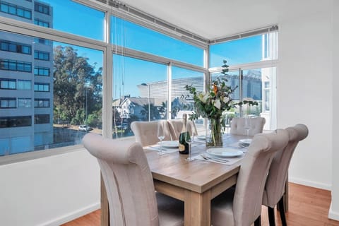 Coastal Comfort: 2-Bedroom in Mouille Point (14666)