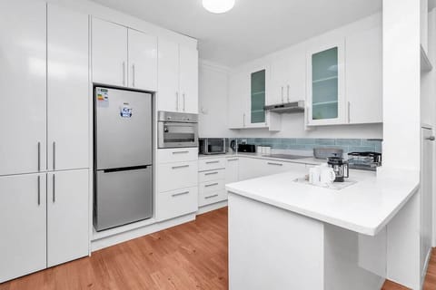 Coastal Comfort: 2-Bedroom in Mouille Point (14653)