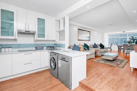 Coastal Comfort: 2-Bedroom in Mouille Point (14656)