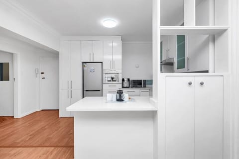 Coastal Comfort: 2-Bedroom in Mouille Point (14654)