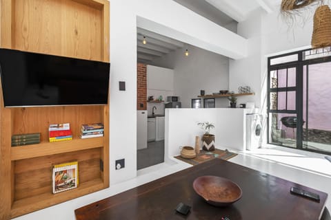 Stylish 2-Bedroom Apt in the Heart of Bo-Kaap (25538)