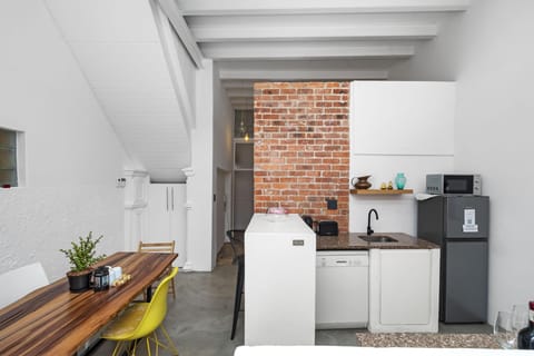 Stylish 2-Bedroom Apt in the Heart of Bo-Kaap (25563)