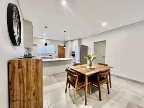 Spacious & Central George Getaway at 1 on York (28276)