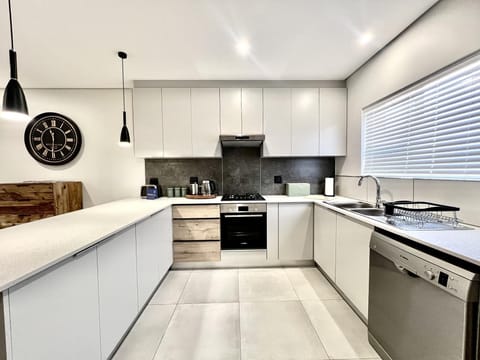 Spacious & Central George Getaway at 1 on York (28278)