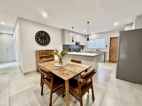 Spacious & Central George Getaway at 1 on York (28277)