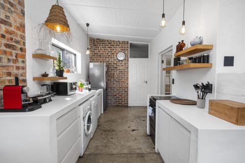 Bo-Kaap 2BD Beauty w/Patio&Views (25477)