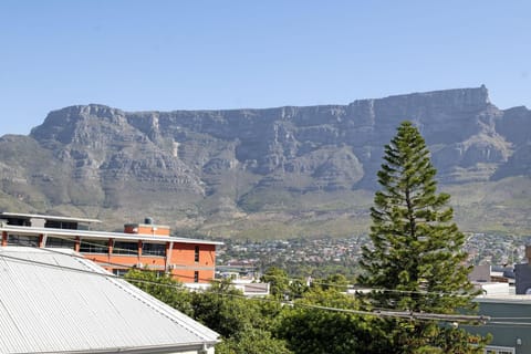 Bo-Kaap 2BD Beauty w/Patio&Views (25489)