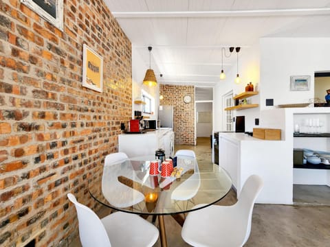 Bo-Kaap 2BD Beauty w/Patio&Views (25447)