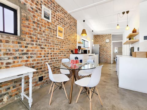 Bo-Kaap 2BD Beauty w/Patio&Views (25445)