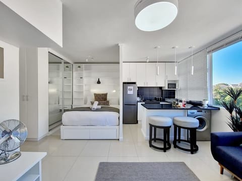 Stylish Sea Point Getaway Secure & Scenic (9833)