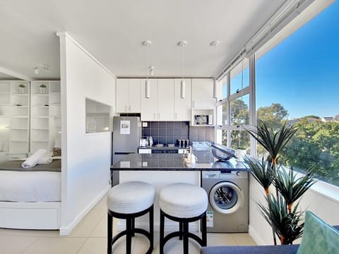 Stylish Sea Point Getaway Secure & Scenic (9839)